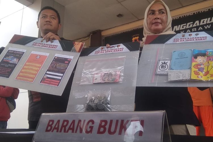 Kasat Reskrim Reskrim Polres Karawang AKP Arief Bastomy dan Kasi Humas Polres Karawang Ipda Herawati menunjukkan barang bukti kasus judi online saat memberikan keterangan pers di Mapolres Karawang, Kamis (31/8/2023).