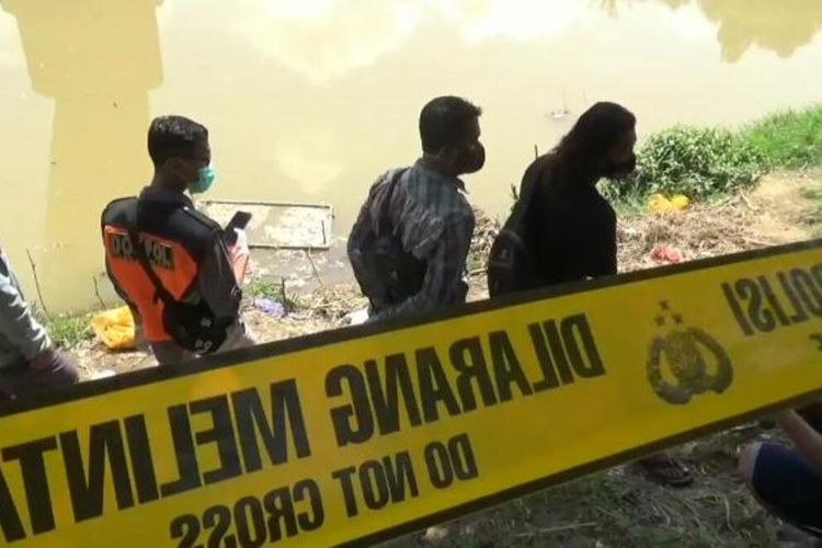 DITEMUKAN—Inilah lokasi penemuan jasad bayi yang membusuk terbungkus dalam tas kresek hitam di aliran Sungai Bengawan Madiun, Sabtu (28/11/2020)