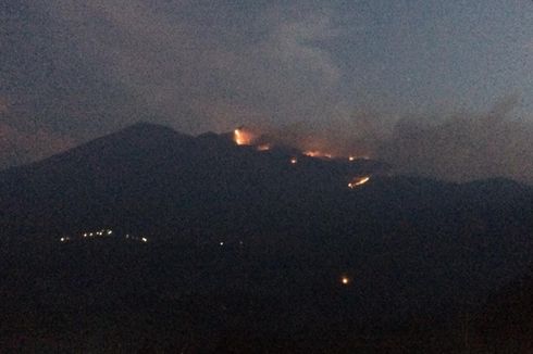 Hutan Gunung Merbabu Terbakar, Petugas Padamkan Api Secara Manual