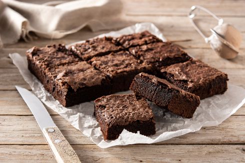 4 Cara Bikin Brownies Lembut dan Mengilap, Kocok Mentega Cair dan Cokelat Selagi Hangat