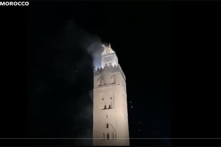 Tangkapan layar video menara Masjid Koutoubia di Maroko bergoyang saat gempa M 6,8 terjadi pada Sabtu (9/9/2023).