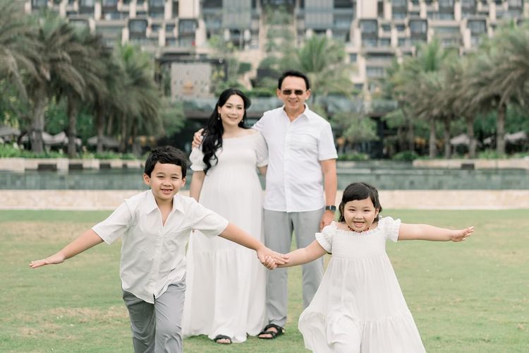 5 Style Puput Nastiti Devi Saat Foto Kehamilan Bareng Keluarga, Nuansa Putih