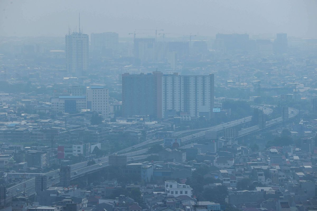 Ilustrasi polusi udara terlihat di langit Ibu Kota Jakarta.