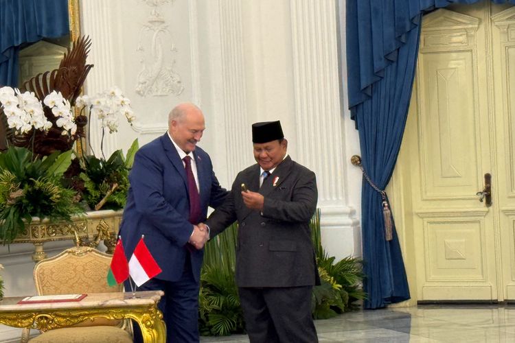 Momen Presiden Belarus Tiba-tiba Beri Pulpen ke Prabowo Saat Kunjungan ke Istana