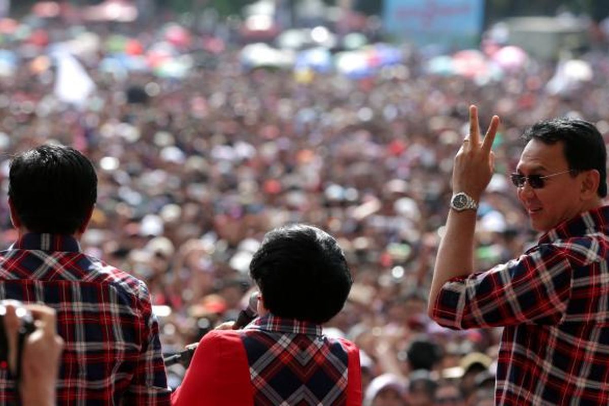 Pasangan calon Gubernur dan Wakil Gubernur DKI Jakarta Basuki Tjahaja Purnama (Ahok) dan Djarot Saiful Hidayat bersama Ketua Umum Partai Demokrasi Indonesia Perjuangan (PDI-P) Megawati Soekarnoputri dalam Konser Gue 2 di Senayan, Sabtu (4/2/2017)