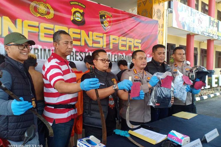 Polda Sumsel bersama Polrestabes Palembang melakukan gelar perkara terkait ungkap kasus pembunuhan terhadap siswa SMA inisial MFF (17) yang ditemukan tewas di pinggir jalan, Jumat (2/6/2023).