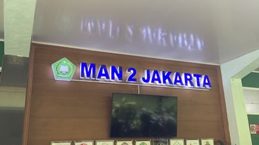 Suporter timnas membentangkan bendera raksasa di stadion