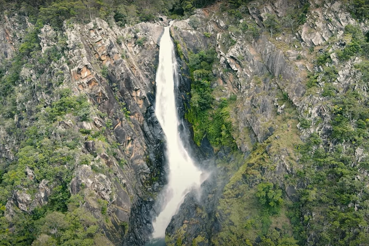 Air Terjun Windin, yang memiliki kolam renang alami tanpa batas di puncaknya, hanya dapat diakses melalui Old Cairns Track di Taman Nasional Wooroonooran.
