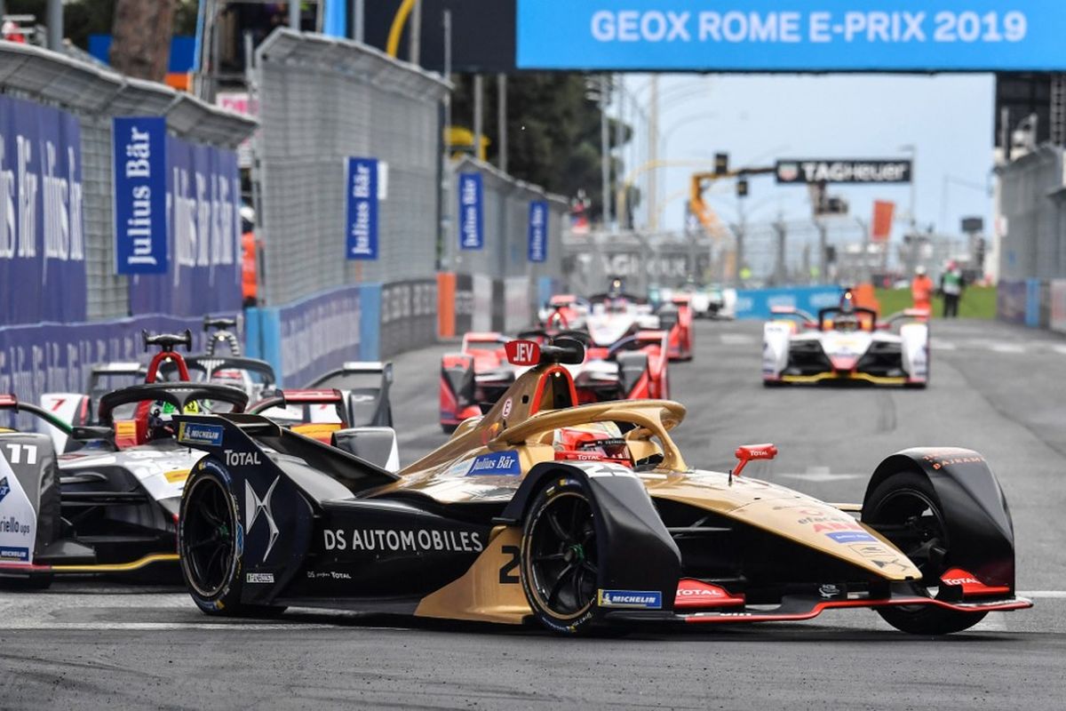 Techeetah's French driver Jean-Eric Vergne (Front) steers his car during the Rome E-Prix leg of the Formula E season 2018-2019 electric car championship in the EUR district of Rome on April 13, 2019. (Photo by Andreas SOLARO / AFP)