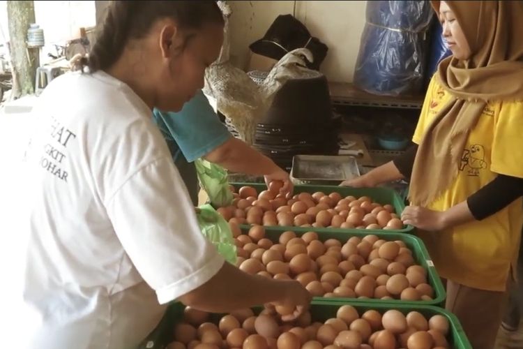 Harga telur di Purworejo mengalami kenaikan pada awal Ramadhan. Harga telur yang diatas rata-rata membuat sebagian masyarakat memilih telur yang rusak karena harganya yang terjangkau. 