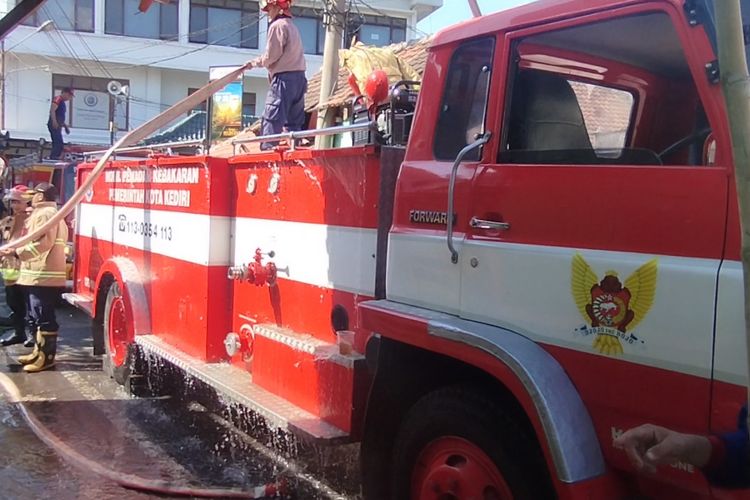 Ilustrasi petugas damkar memadamkan kebakaran.