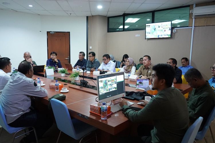 Kelompok Tani Hutan (KTH) Ditjen KSDAE di Kelurahan Kibing dan Kelurahan Muka Kuning, Kecamatan Sei Beduk, Batam menyempatkan untuk melakukan akselerasi pengelolaan konservasi TWA Muka Kuning bersama Ditjen KSDAE Riau dan BP Batam di kantor BP Batam, Senin (16/10/2023).