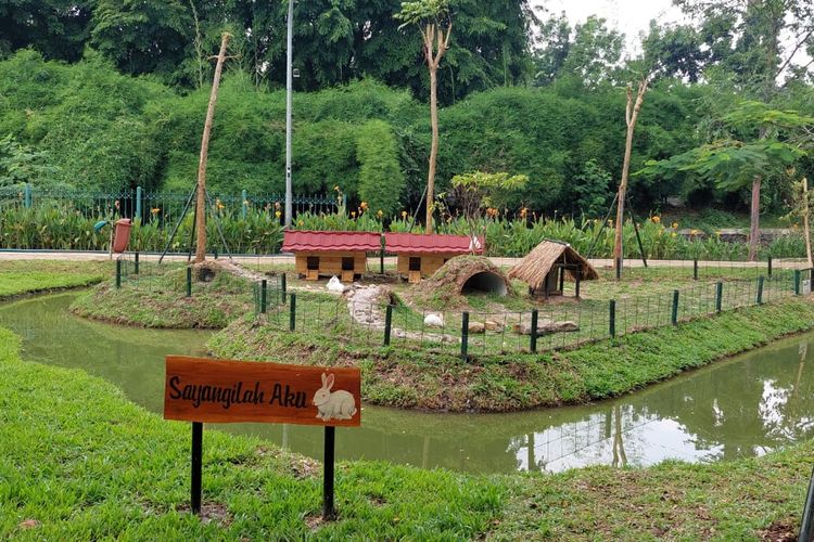 Taman Jalur Hijau Kosambi kini menjadi rumah bagi sejumlah binatang menggemaskan. 