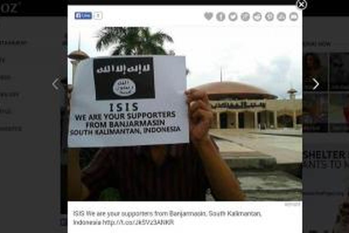 Foto seseorang yang memegang kertas bertuliskan dukungan terhadap ISIS di depan Masjid Sabilal Muhtadin, Banjarmasin, Kalimantan Selatan, beredar di dunia maya.