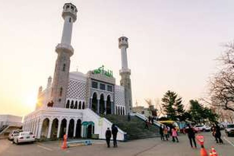 Seoul Central Masjid adalah masjid pertama, termegah, dan satu-satunya di ibukota Korea Selatan.