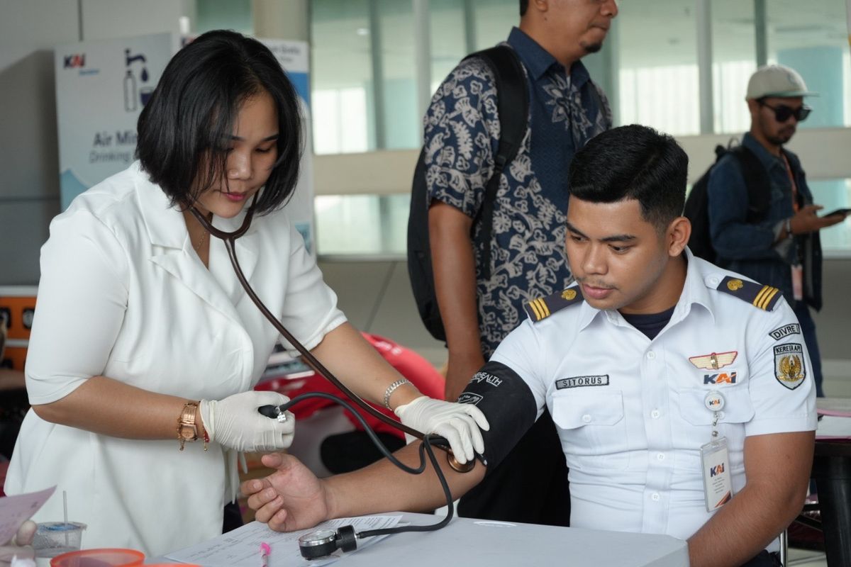 KAI menggelar donasi darah, pengobatan gratis, hingga pelayanan kesehatan Rail Clinic untuk merayakan HUT ke-80 bertema Semakin Melayani.