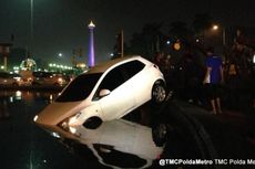 Mobil Muda-mudi 'Nyemplung' di Kolam Thamrin