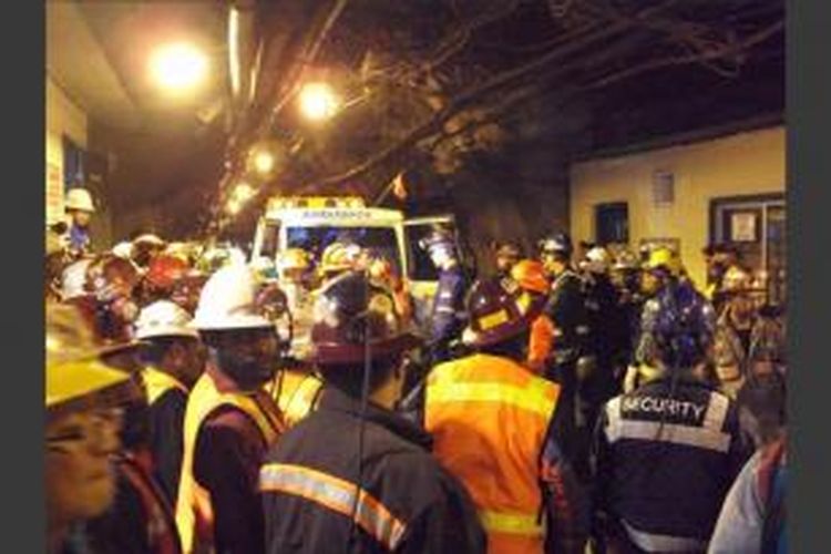 Foto handout dari Freeport Indonesia memperlihatkan ambulans membawa para pekerja yang berhasil diselamatkan di terowongan tambang yang runtuh di area Big Gossan, Kompleks Grasberg, Papua, 16 Mei 2013. Sebanyak 7 pekerja ditemukan tewas dan 21 orang belum ditemukan.
