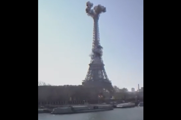 Tangkap layar video rekayasa yang diunggah Kementerian Pertahanan Ukraina ke Twitter pada Sabtu (12/3/2022) menggambarkan serangan militer di Menara Eiffel, Paris.
