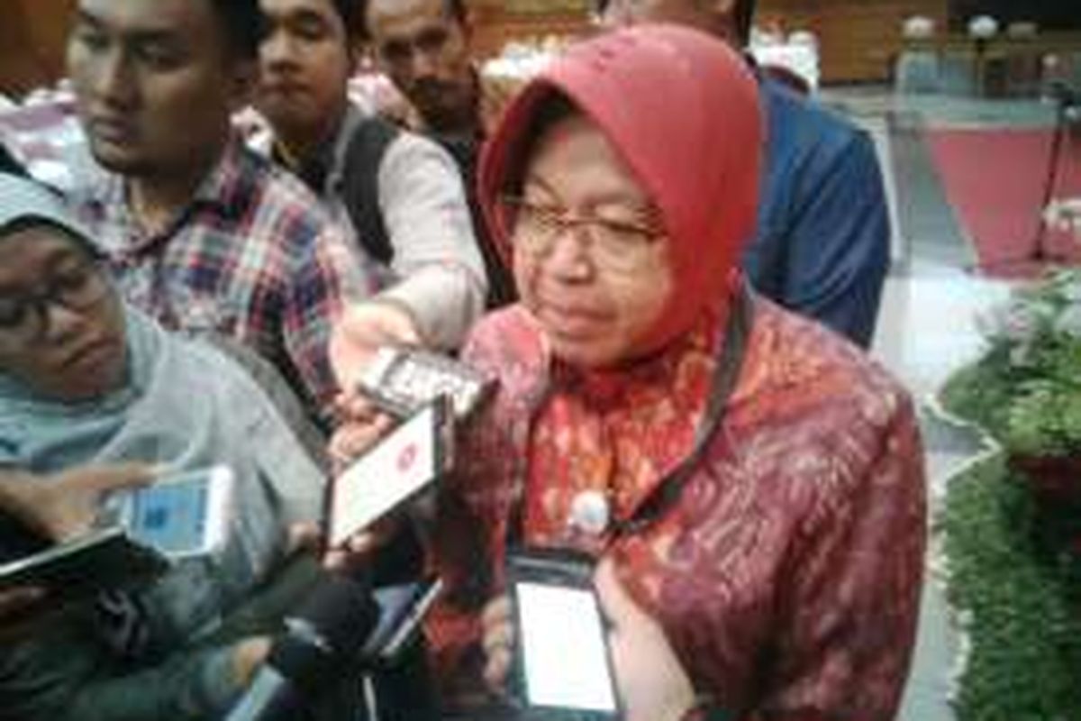 Wali Kota Surabaya Tri Rismaharini berbicara kepada wartawan di Gedung Sawunggaling, Surabaya, Jawa Timur, Kamis (11/8/2016).