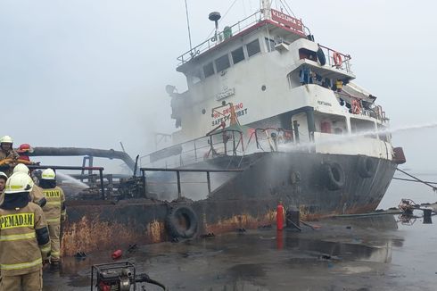 Kapal Pengangkut BBM di Pelabuhan Marunda Jakarta Utara Terbakar