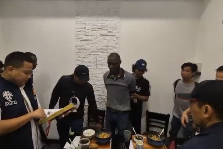 Modus Black Dollar Terbongkar, Dua WN Liberia Diciduk Polisi di Jakbar