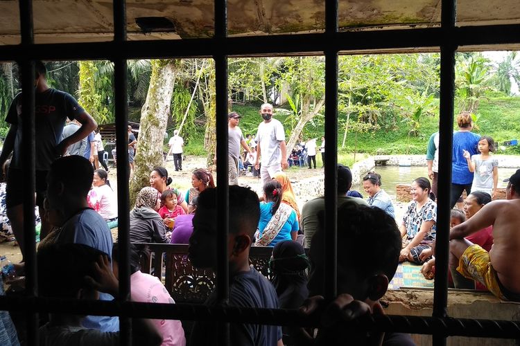 Sejumlah warga berkumpul di kerangkeng di rumah Bupati nonaktif Langkat, Terbit Rencana Perangin-angin di Desa Raja Tengah, Kecamatan Kuala, Langkat pada Rabu (26/1/2022).