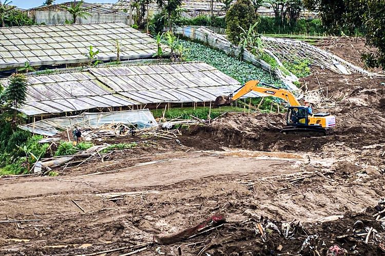 Operasi pencarian korban longsor di Desa Pasirlangu, Kecamatan Cisarua, Kabupaten Bandung Barat (KBB), Jawa Barat memasuki hari ketujuh, Jumat (30/1/2026). Kementerian Lingkungan Hidup Selidiki penyebab longsor Cisarua dan dalami dugaan pelanggaran lingkungan yang memperparah dampak bencana.