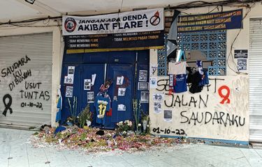 Pintu Tribune 13, Saksi Bisu Hilangnya 131 Nyawa dalam Tragedi ...