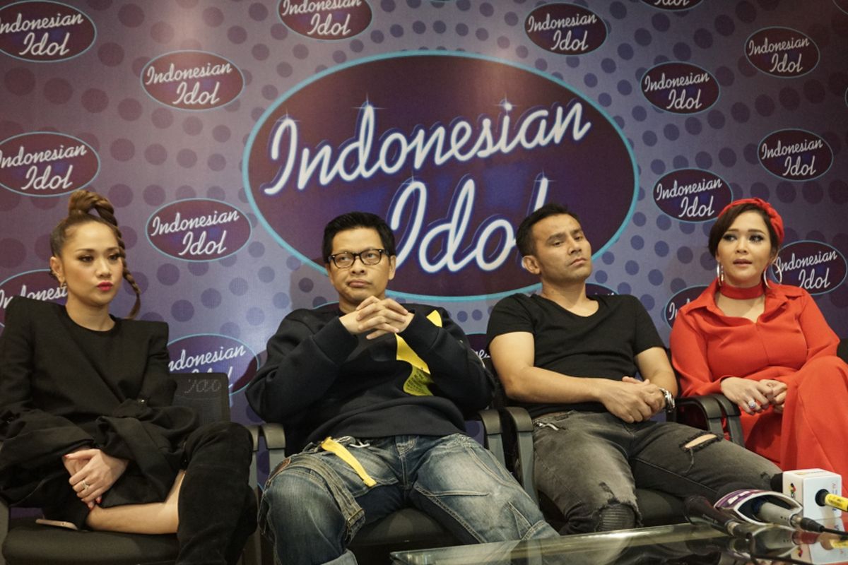 Empat juri Indonesian Idol dari kiri ke kanan Bunga Citra Lestari, Armand Maulana, Judika dan Maia Estianty saat menggelar jumpa pers di Studio 11, MNC Studios, Kebon Jeruk, Jakarta Barat, Selasa (20/2/2018) dini hari. 