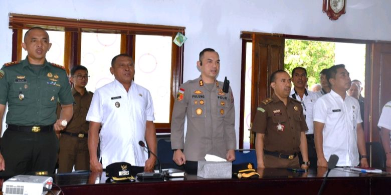 Wakil Bupati MBD Agustinus L. Kilikily, Kapolres MBD AKBP Pulung Wietono, Dandim 1511 Pulau Moa  Letkol Inf. Galih Perkasa, Kajari MBD yang diwakilkan Kasie Intel Henry E. Tewernussa dalam Rapat Pleno Terbuka Peyusunaan dan Penetapan Daftar Pemilih Sementara (DPS) Tingkat Kabupaten MBD Pemilihan Umum Tahun 2024, di Ruang Rapat Kantor Bupati MBD, Rabu (5/4/2023).