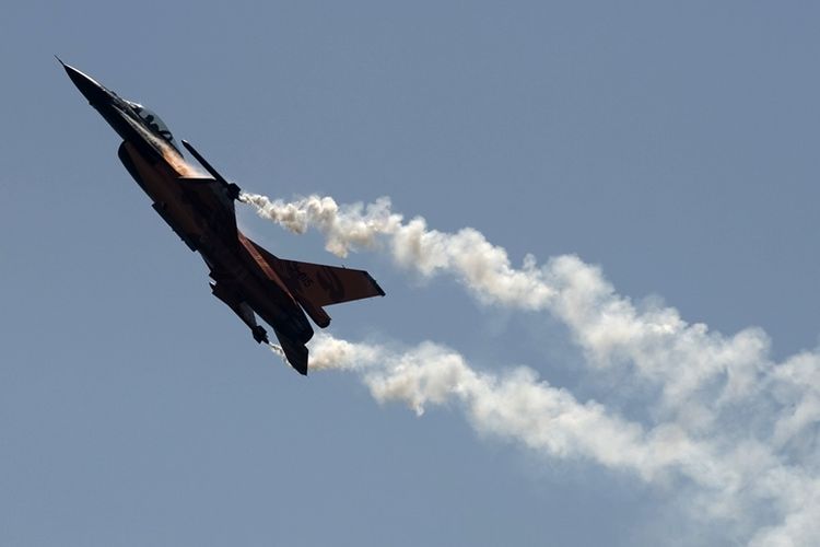 Pesawat jet F-16 milik Angkatan Udara Belanda.