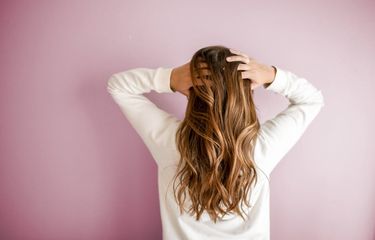 Ketika menghadapi masalah rambut, masih banyak masyarakat yang lebih fokus merawat batang rambut saja. Padahal, perawatan kulit kepala juga diperlukan untuk mengatasi masalah agar lebih maksimal.