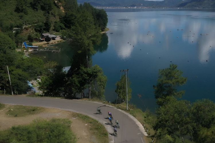 Suasana balap sepeda dengan pemandangan Danau Lut Tawar.