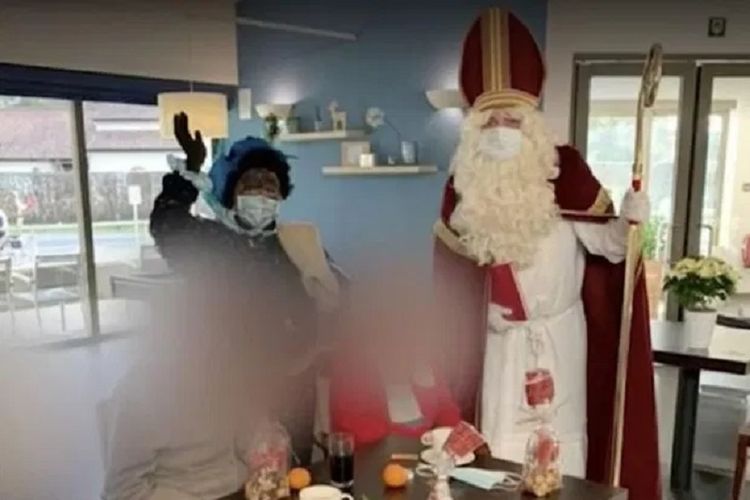 Sinterklas bersama asistennya, Piet Hitam, saat mengunjungi panti jompo di Mol, Belgia. Diketahui ada 18 lansia meninggal terpapar Covid-19 setelah si Sinterklas, yang diketahui juga terinfeksi, berkunjung.