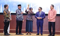Menteri PANRB Terima Penghargaan Lifetime Achievement