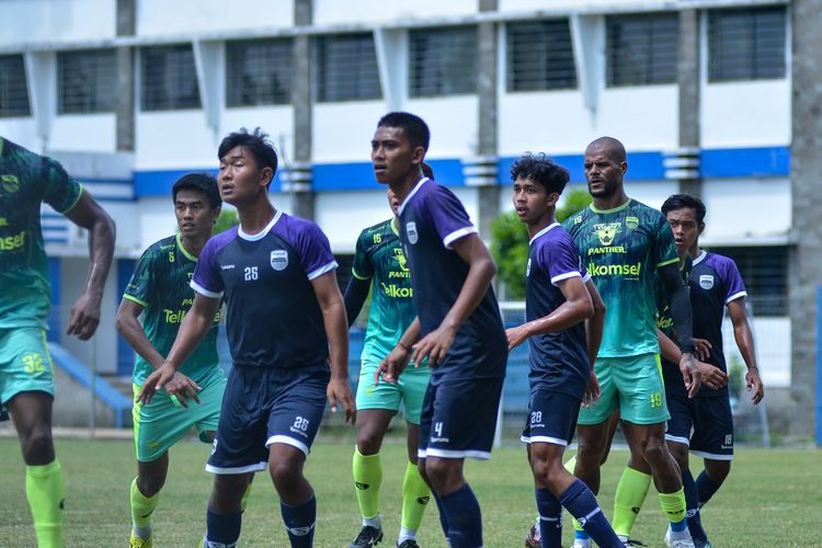 Para pemain Persib U-20 (biru) mengawal pergerakkan pemain Persib (hijau) dalam laga uji coba, Sabtu (24/9/2022) di Stadion Persib Sidolig Bandung.