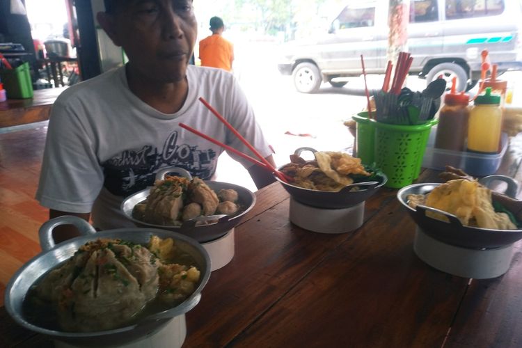 Suasana kedai Mie ayam dan Bakso Wajan milik Firida (45) di jalan Gajah Mada, Kota Purwodadi, Kabupaten Grobogan, Jawa Tengah, Jumat (12/3/2021).