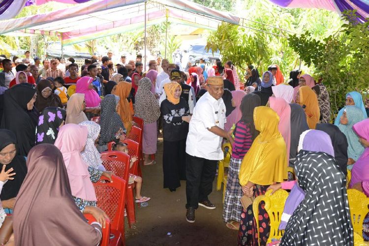 Ratusan masyarakat Atinggola yang menjadi korban banjir bandang mendapat santunan dari Pemerintah Provinsi Gorontalo yang diserahkan oleh Gubernur Rusli Habibie, Rabu (2/5/2018)