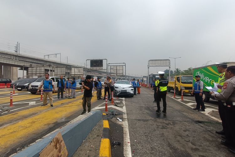 Suasana Gerbang Tol Halim Utama pascakecelakaan beruntun yang melibatkan lima kendaraan, Rabu (27/3/2024). 