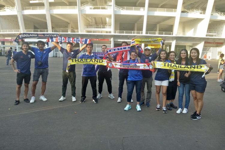 Para suporter Thailand yang datang untuk menyaksikan langsung pertandingan antara Indonesia vs Thailand berlangsung di Stadion Utama Gelora Bung Karno, Jakarta, Selasa (10/9/2019) malam.