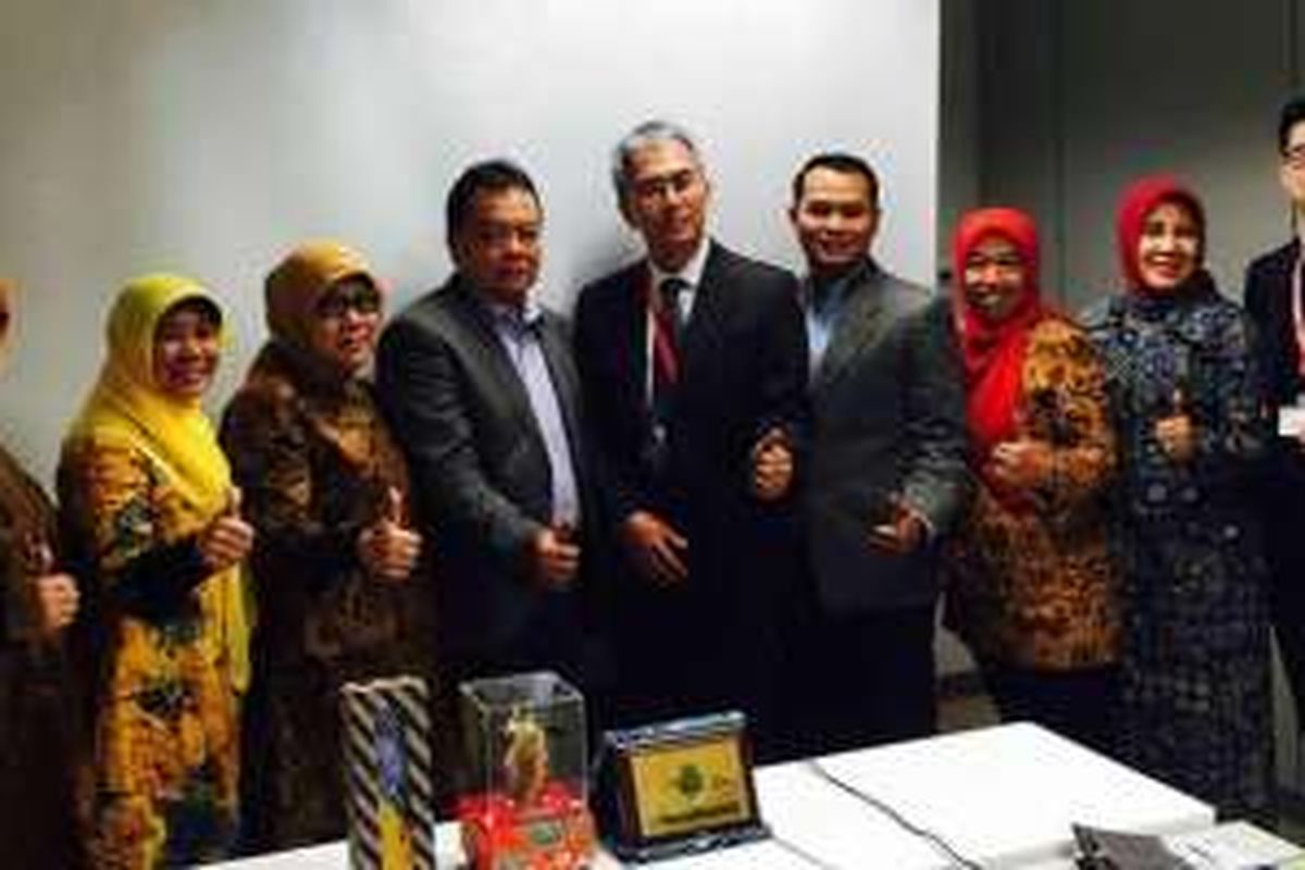 Kepala Dinas KUMKM Pemprov Jawa Barat Dudi Sudradjat Abdurachim (empat kanan) berpose bersama perwakilan Japanese Consumer Cooperation Union (JCCU) di Shibuya, Tokyo, Kamis (24/11/2016)
