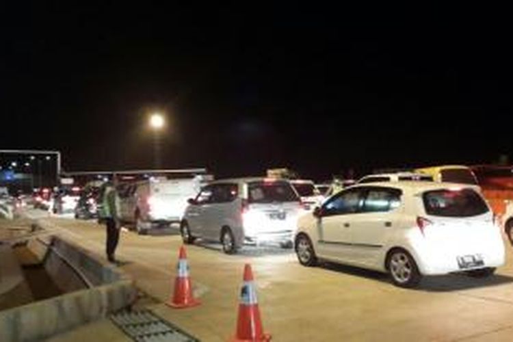 Antrean kendaraan memanjang sampai 6 kilometer di pintu Tol Palimanan, Kabupaten Cirebon, Selasa (14/7/2015) malam.