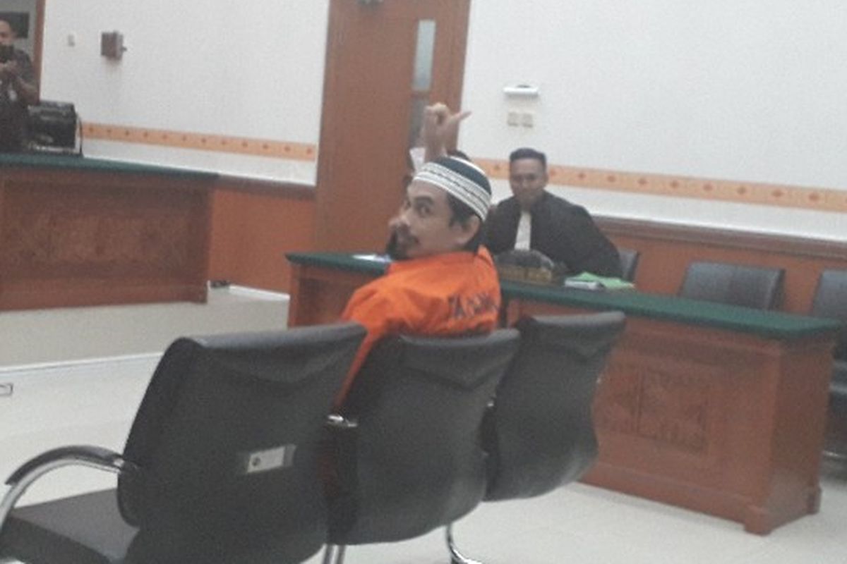 Terdakwa kasus terorisme Wawan Kurniawan alias Abu Afif datang ke Pengadilan Negeri Jakarta Barat untuk menjalani sidang vonis atas kasus penyerangan pos polisi, pelatihan semi militer dan pembuatan bom di Kabupaten Kampar, Riau pada Kamis (13/9/2018).