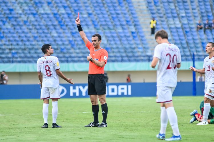 Momen kartu merah Giovanny Sequera oleh wasit asal Turki Atilla Karaoglan dalam pertandingan matchday kedua Grup F Piala Dunia U17 2023 Indonesia, antara Meksiko vs Venezuela Rabu (15/11/2023) di Stadion Si Jalak Harupat, Soreang, Kabupaten Bandung. 