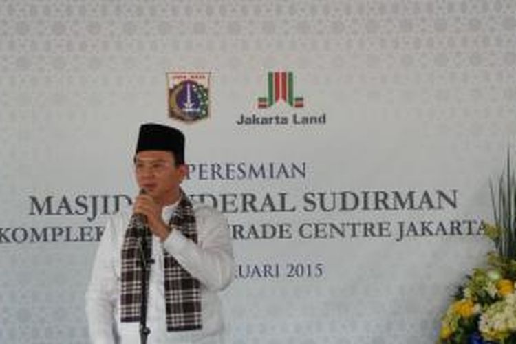 Gubernur DKI Jakarta Basuki Tjahaja Purnama saat meresmikan Mesjid Jenderal Sudirman, di Kompleks Perkantoran WTC, Jakarta, Jumat (27/2/2015).