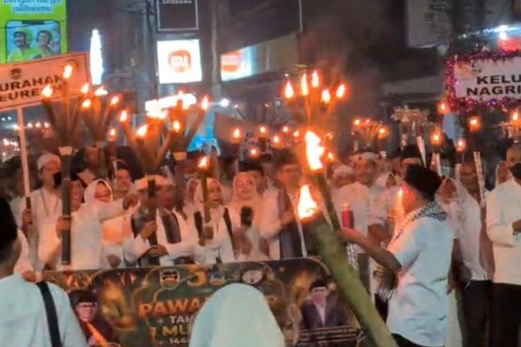 Atraksi Sembur Api saat Pawai Obor di Purwakarta Berujung Petaka, Ketua RT Alami Luka Bakar