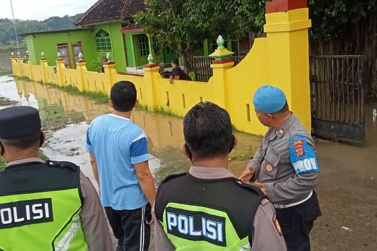 Polisi sidak ke sekolah yang terendam banjir di Kapanewon Lendah, Kabupaten Kulon Progo, Daerah Istimewa Yogyakarta. Hujan kemarin mengakibatkan banjir yang merendam beberapa sekolah di Kulon Progo.