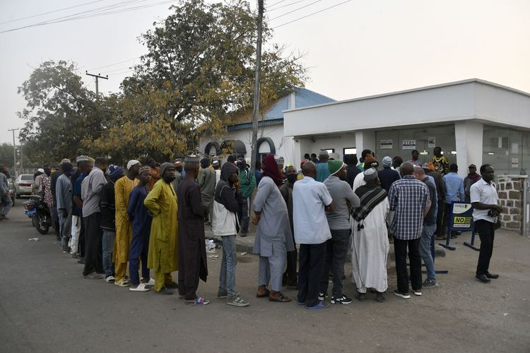 Antrean ATM yang mengular akibat krisis uang tunai Nigeria di Kano, 8 Februari 2023.