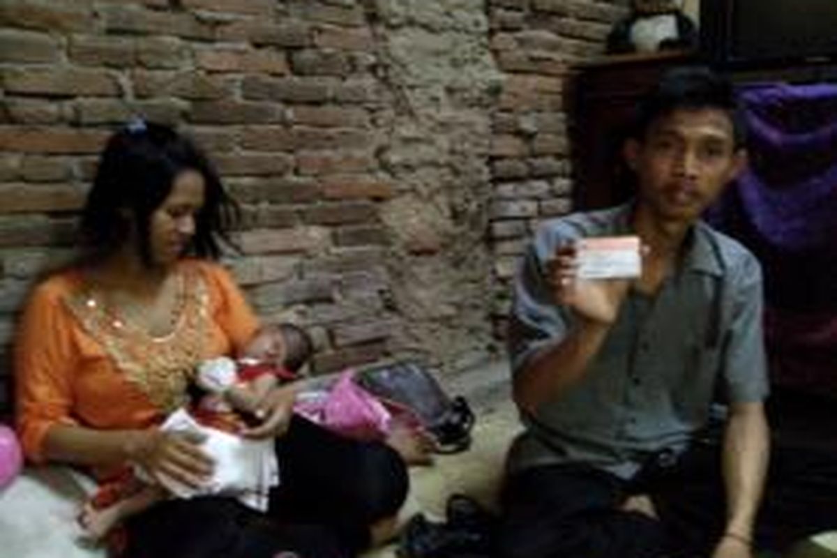 Darsinah (26) bersama anaknya dan Sujana (31).